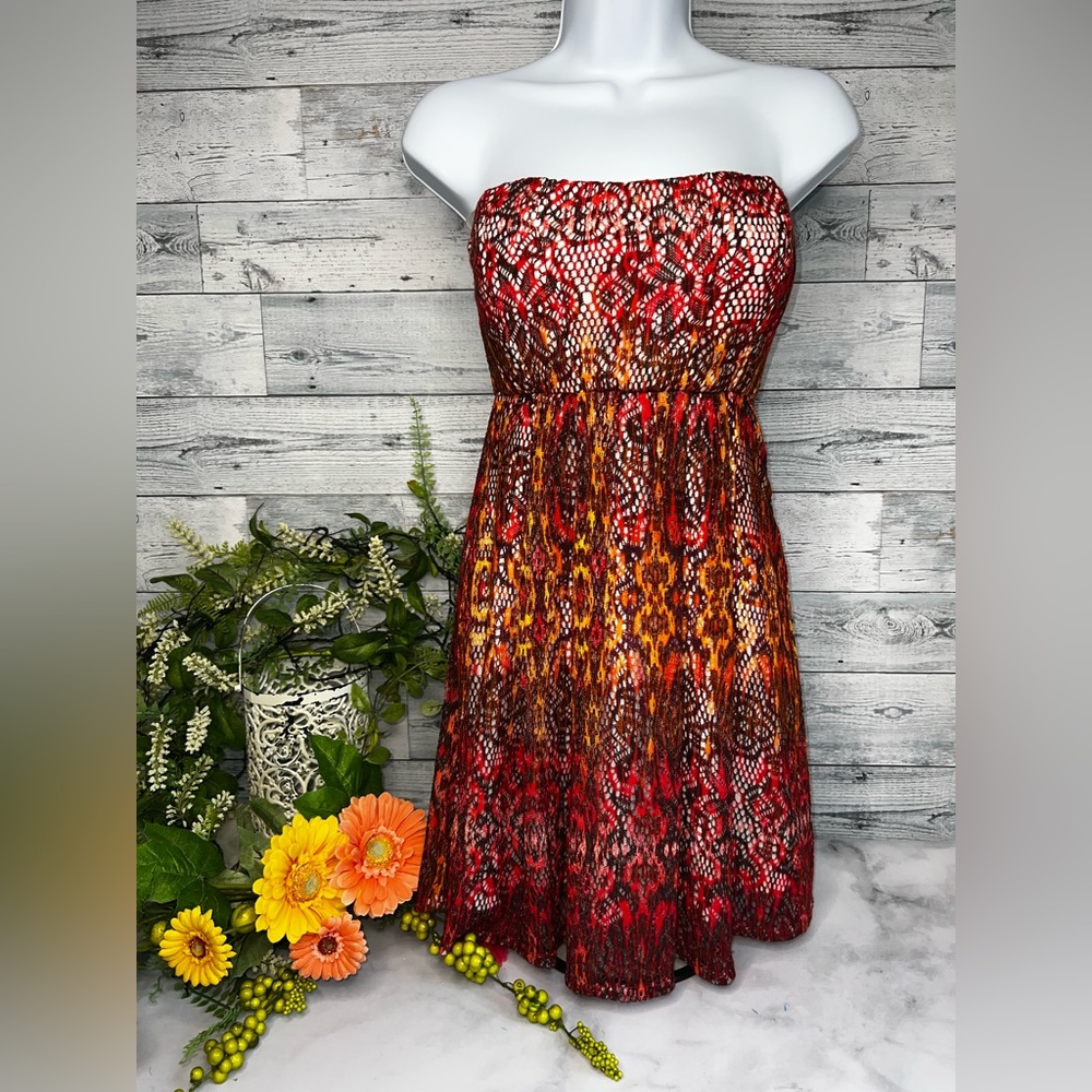 Cute strapless dress.